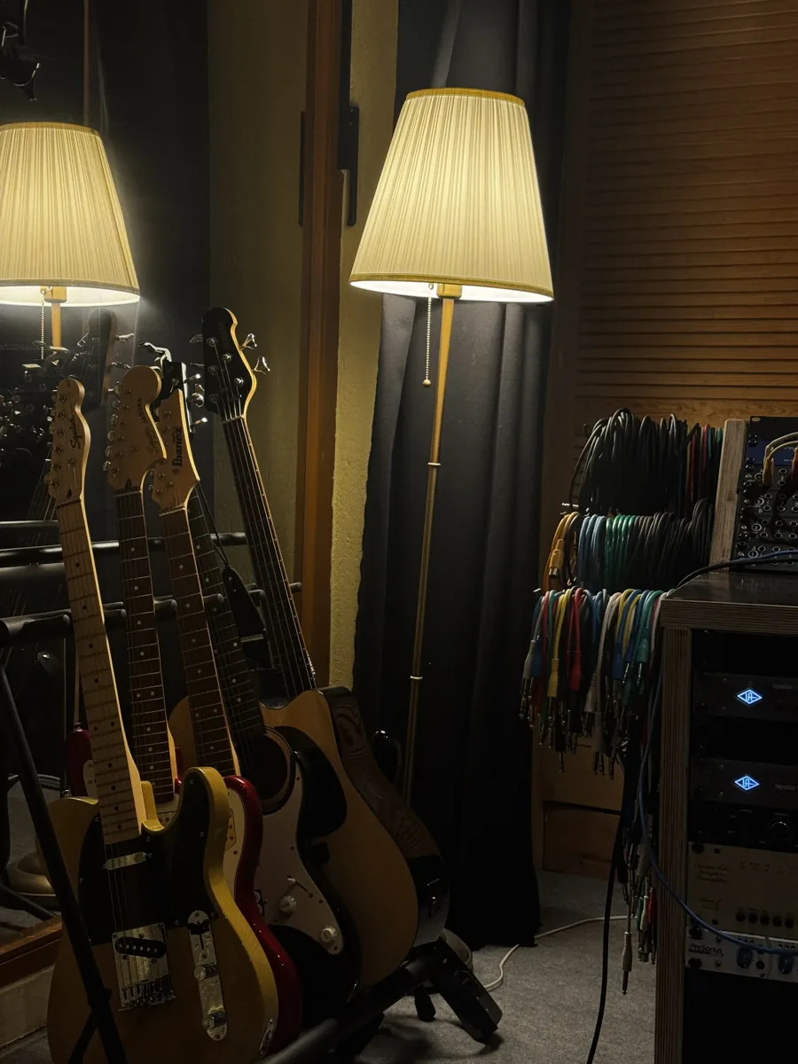 Gitarren- und Bass-Sammlung mit Stehlampen im MJM Studio